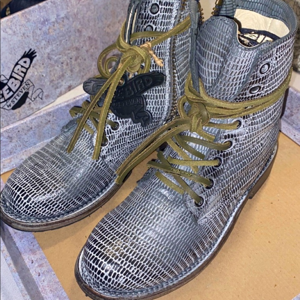 Brand NEW size 6 Freebird Manchester Blue Snake